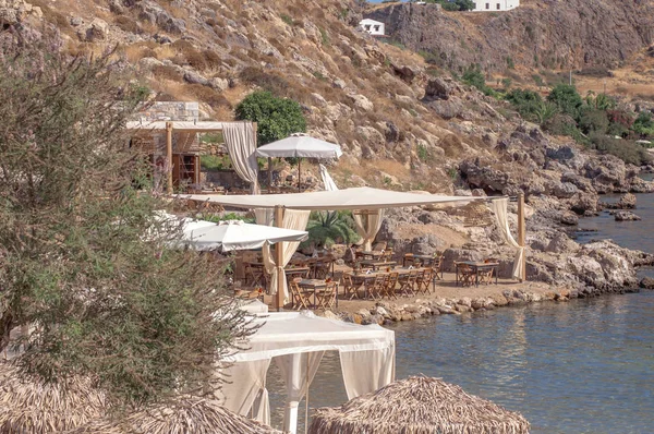 Tropical beach bar restaurante de verano con baldaquines blancos —  Fotos de Stock