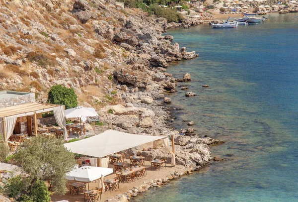 Tropical bar de playa de verano restaurante con baldaquines blancos y mar —  Fotos de Stock
