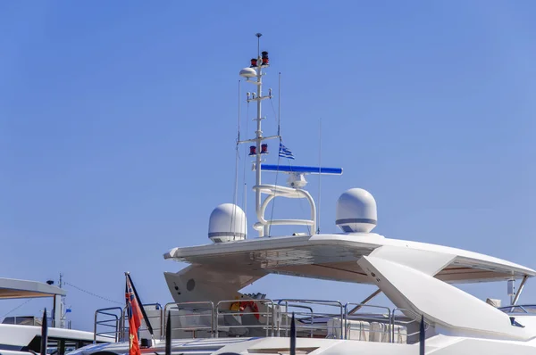 Bovenaanzicht van luxe reizen jacht vastgebonden op mariene dok bij het Griekse Rhodos eiland — Stockfoto