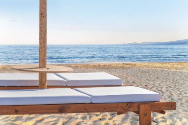 İki boş şezlong, dinlenmek için büyük güzel Kumsalı