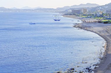 Görünüm yüksek noktadan mavi deniz ile birkaç otel resort Beach