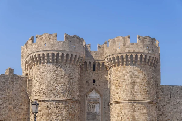 Zwei Turm der griechischen Burg Rhodes altes mittelalterliches Tor mit blauem Himmel — Stockfoto