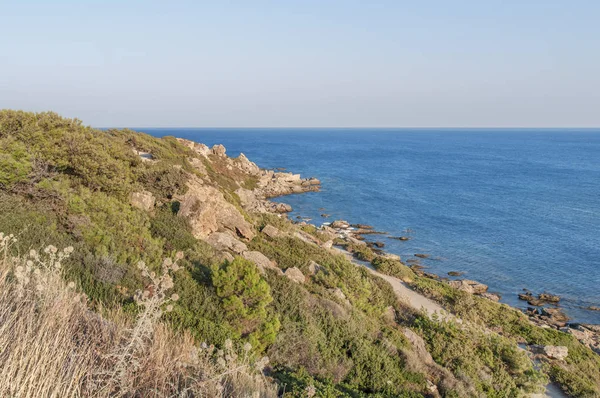 Vista desde arriba en el océano azul en el hermoso día de verano en la isla griega —  Fotos de Stock