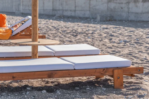 Due lettini vuoti sulla piccola spiaggia di ciottoli per il relax — Foto Stock