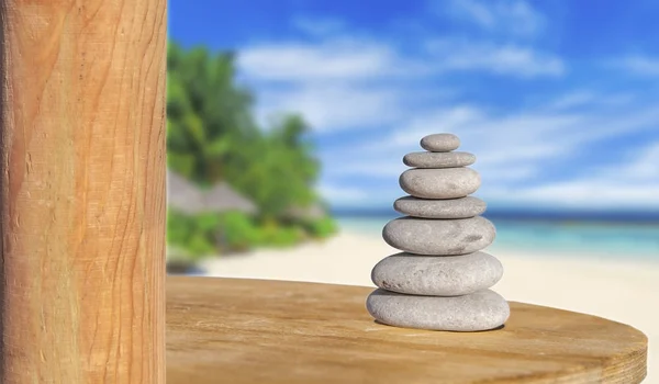 Pietra zen come simbolo di salute e armonia con lo sfondo della spiaggia — Foto Stock