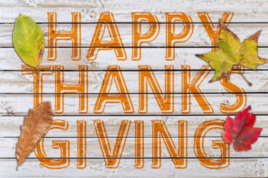 Mutlu teşekkür vermek Beyaz ahşap masa üzerinde yazılı dört sonbahar yaprak ile