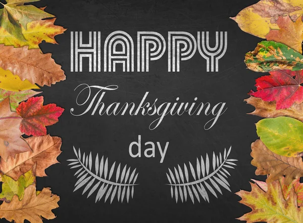 Happy Thanksgiving day design vykort med hösten lämnar på blackboard — Stockfoto