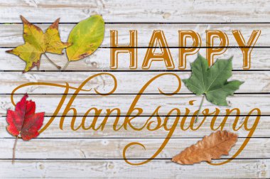 Şükran günün kutlu olsun birkaç sonbahar yaprak Beyaz ahşap masa üzerinde yazılı