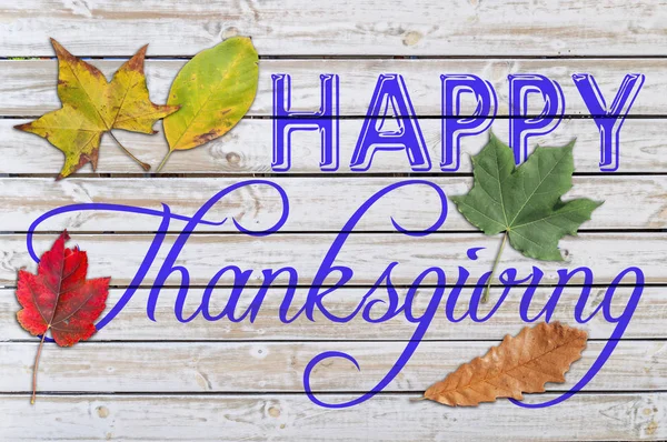 Happy Thanksgiving med flera hösten blad skrivit på vitt trä bord — Stockfoto