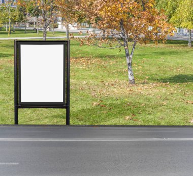 Küçük ağaç ile sonbahar şehir yolda arka plan üzerinde sonbaharda billboard