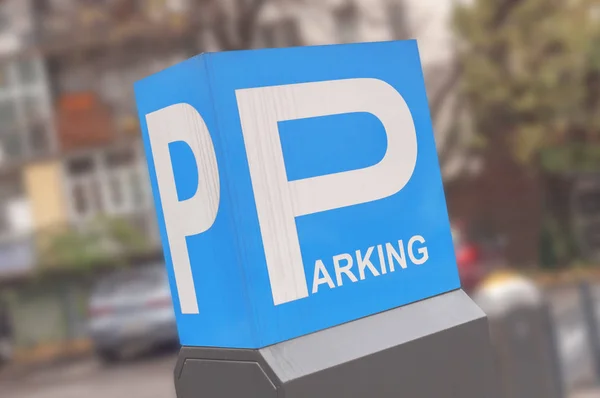 Panneau de stationnement bleu lettre P avec fond flou de voiture garée — Photo