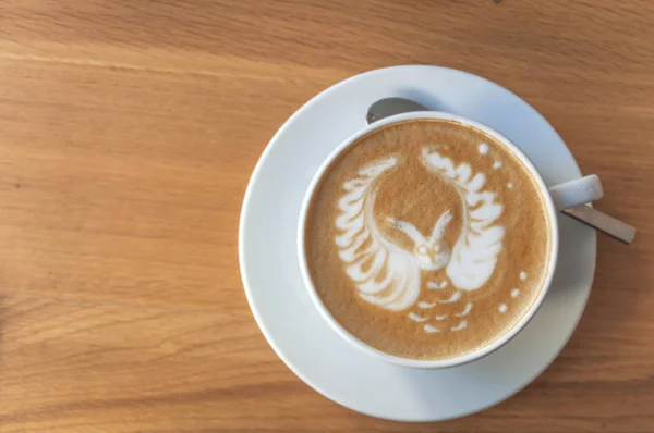 Lindo búho como latte arte capuchino taza de café expreso en mesa de madera — Foto de Stock