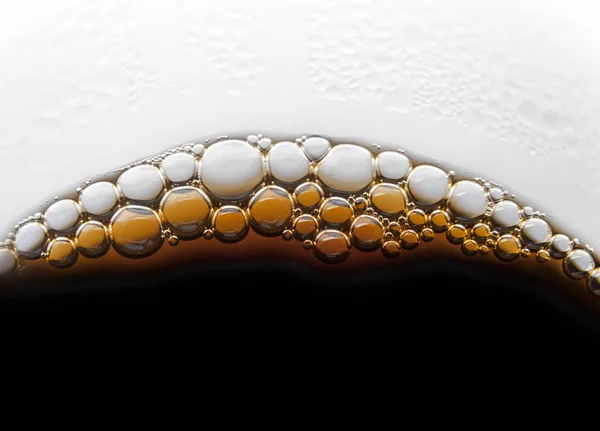 Filterkaffee Gebräu schwarz im Glas auf dem weißen mit vielen Blasen — Stockfoto