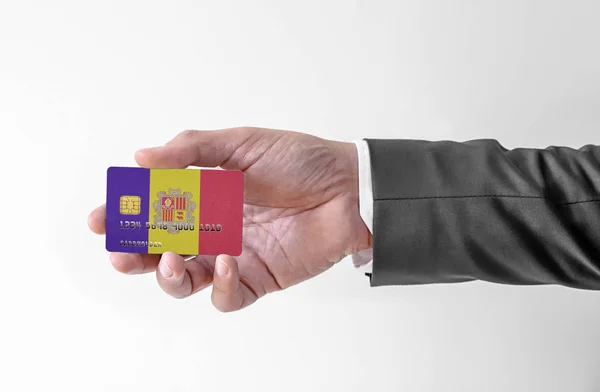 Bankovní kreditní plastová karta s vlajkou Andorra držení muž v elegantním obleku — Stock fotografie
