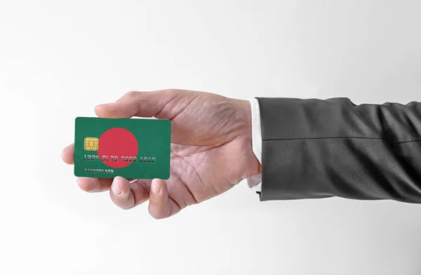 Bankovní kreditní plastová karta s vlajkou Bangladéše drží muže v elegantním obleku — Stock fotografie