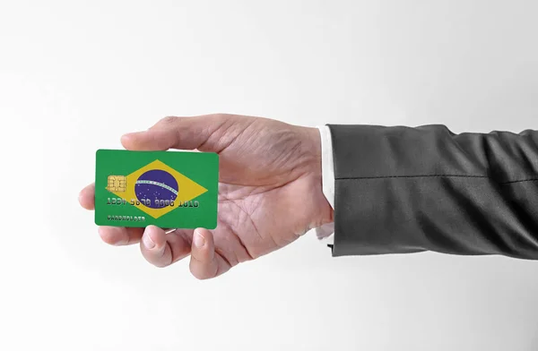 Bank hitelkártya zászló Brazil holding férfi elegáns öltönyben — Stock Fotó