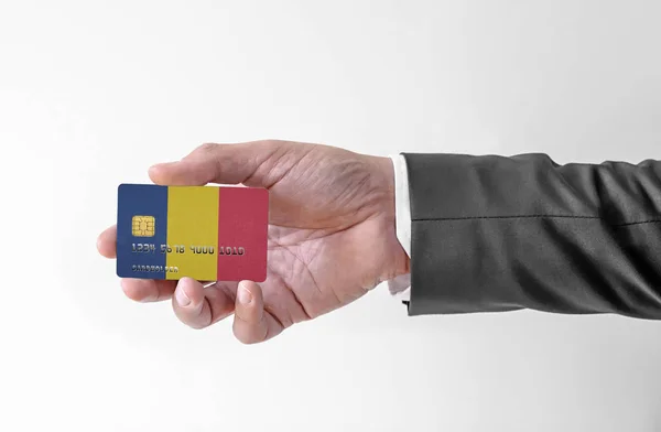 Bankovní kreditní plastová karta s vlajkou Chad držení muž v elegantním obleku — Stock fotografie