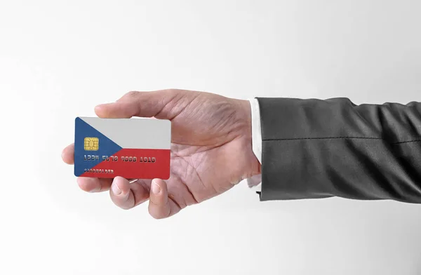 Karta kredytowa banku z banderą Czech trzyma człowieka w eleganckim garniturze — Zdjęcie stockowe