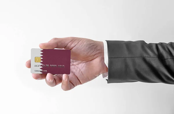 エレガントなスーツの男を保持カタールの旗と銀行のクレジットプラスチックカード — ストック写真