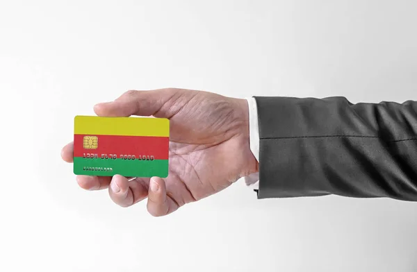Bankovní kreditní plastová karta s vlajkou Syian Kurdistán držení muž v elegantním obleku — Stock fotografie