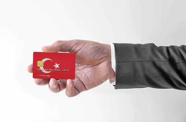 Bankkreditkarte mit Türkei-Fahne hält Mann im eleganten Anzug — Stockfoto