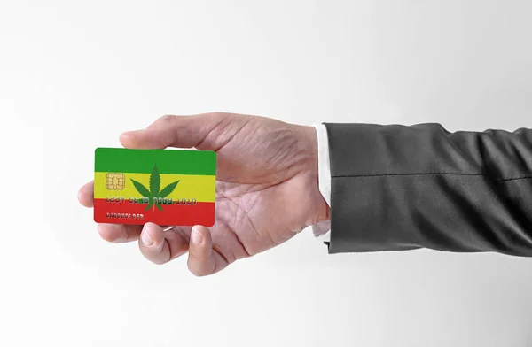 Karta kredytowa banku z flagą Rassta gospodarstwa człowiek w eleganckim garniturze — Zdjęcie stockowe