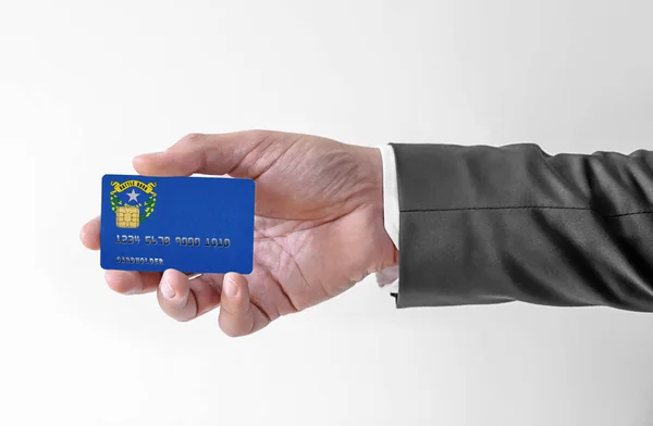 Bankovní kreditní plastová karta s vlajkou státu Nevada drží člověka v elegantním obleku — Stock fotografie