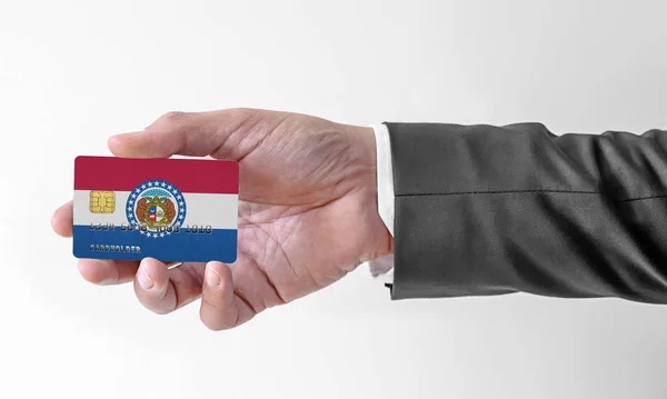 Bankovní kreditní plastová karta s vlajkou státu Missouri držení muž v elegantním obleku — Stock fotografie