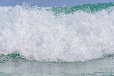 Büyük deniz sahili dalgaları yaz gününde kıyıya çok yakın.
