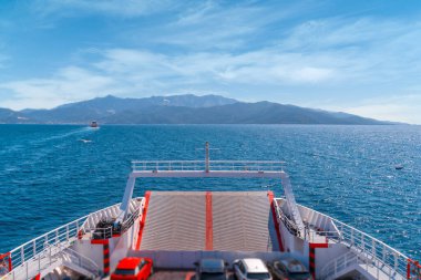 Mavi denizde feribot, gökyüzü arka planda.