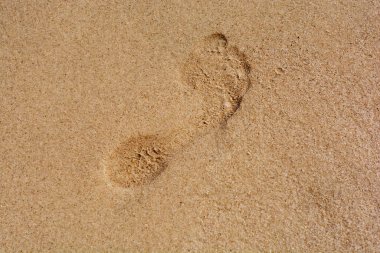 Kumsalda ayak izi var. 