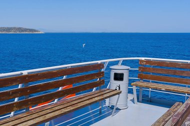 Yunanistan 'da feribotun güvertesinde boş boş boş kırmızı ahşap koltuk