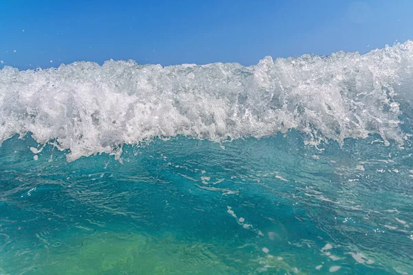 完美的海浪和蓝色的海 — 图库照片