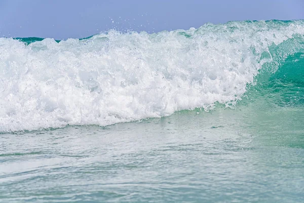 海滩上的大水在近岸波涛汹涌 — 图库照片