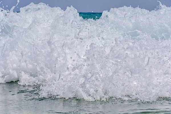 Büyük Deniz Dalgaları Kıyıya Çok Yakın — Stok fotoğraf