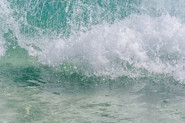 Büyük Deniz Sahili Dalgaları Kıyıya Çok Yakın — Stok fotoğraf