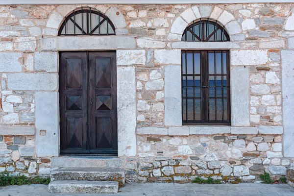 Arquitetura Antiga Casa Pedra Com Porta Madeira Preta Janela Reflexão — Fotografia de Stock