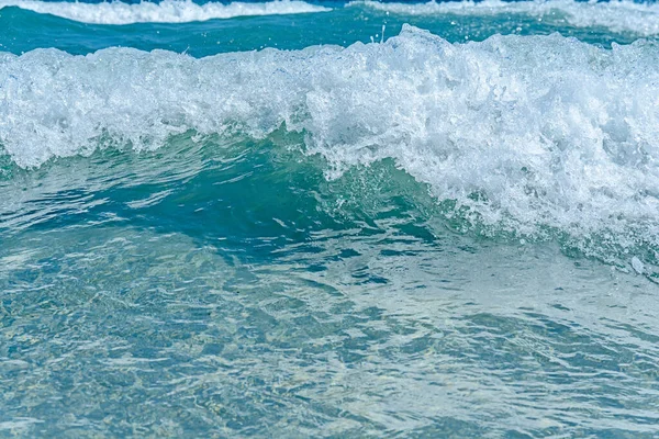 沙滩上的巨浪 — 图库照片