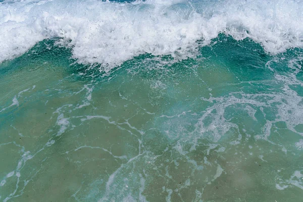 蓝色和绿色海滨热带海浪泡沫旅行自然背景 — 图库照片