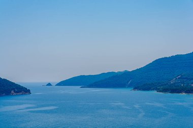 Yunanistan adasında yaz aylarında deniz manzarası