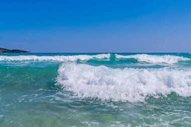 Deniz dalgası kıyı şeridi sıçradı