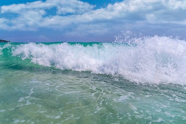 Deniz kıyısı büyük tropikal okyanus dalgaları bulutlu gökyüzü arkaplanı