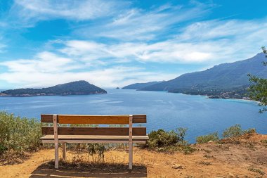 Eski ahşap bank denize ve adalara bakıyor.