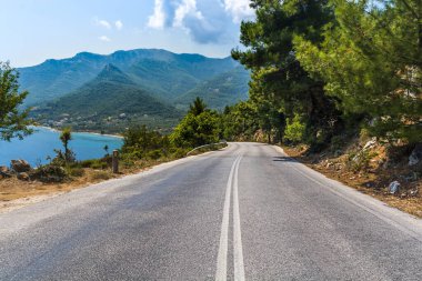 Açık yol bir denizin su hattı boyunca akıyor.