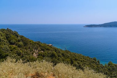 Deniz ve mavi gökyüzü, tepeden manzara