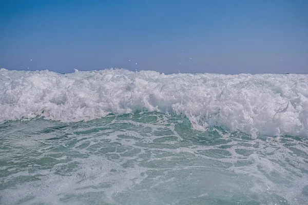 Deniz Suyu Dalgası Temiz Mavi Gökyüzü Ile Geliyor — Stok fotoğraf