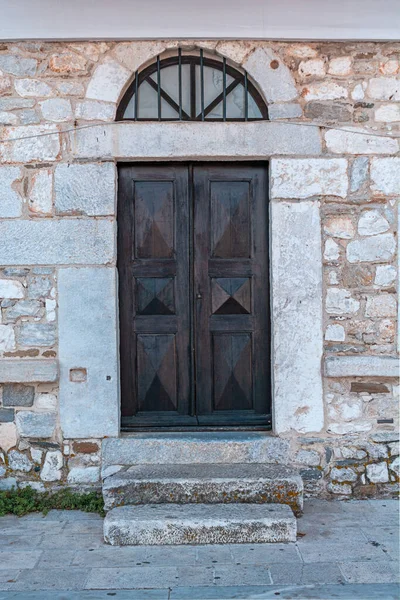 Arquitetura Antiga Casa Pedra Com Porta Madeira Preta — Fotografia de Stock