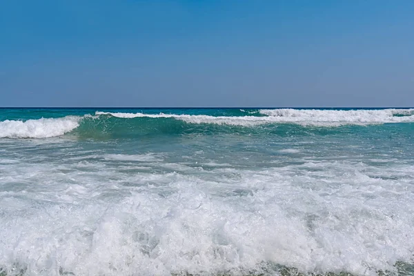 Mavi Temiz Gökyüzü Olan Birkaç Okyanus Köpüklü Dalga — Stok fotoğraf