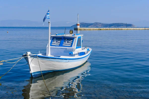 Pequeña Barcaza Blanca Puerto Origen Isla Griega Con Cielo Limpio —  Fotos de Stock