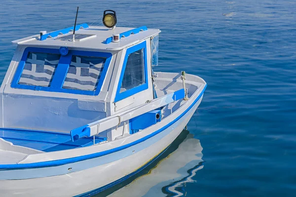 Petite Péniche Blanche Dans Port Attache Sur Île Grecque — Photo